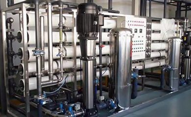 半導體超純水設備是應用于半導體生產(chǎn)零件清洗的超純水設備，需要符合特定的用水水質(zhì)標準,半導體超純水設備出水水質(zhì)要符合美國ASTM純水水質(zhì)標準、我國電子工業(yè)電子級水質(zhì)技術標準18MΩ.cm以上