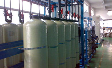 拋光混床的樹脂是不能再生重復使用的。拋光混床又稱一次性混床一般情況用在工藝末端，用來更進一步提高產(chǎn)水水質(zhì)。為獲得電子、醫(yī)藥或其他行業(yè)用電導率0.055μS/cm（電阻率18.2 MΩ·cm）的理論純水，在普通混床或EDI凈水設備后，通常還裝設拋光混床進行最終的精處理。