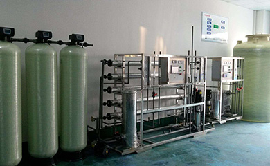 電去離子系統(tǒng)的作用是精除鹽。在使用RO滲透水脫除97～99%離子的前提下，EDI可直接將反滲透產(chǎn)水提純到純水、高純水、超純水的標準，而無需使用離子交換混床，其產(chǎn)水的電阻率最高可達18MΩ·cm。