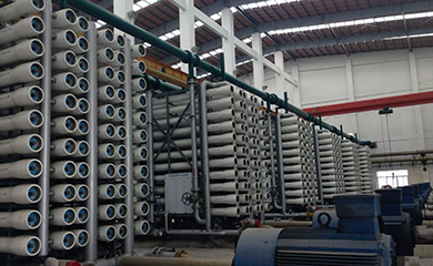 通過獨特的設計，使進水通過填充有可再生樹脂的淡水室，使水中雜質(zhì)離子被樹脂吸附，從而得到純化水。而樹脂在直流電場裂解水的作用下得到無污染的再生，因此保持活性。而釋放的雜質(zhì)離子將在直流電場的作用下，定向移動，通過離子選擇膜進入濃水室被濃水帶走。