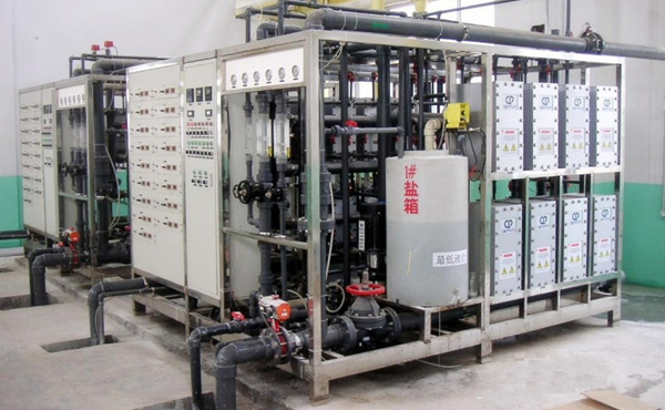 通過獨特的設計，使進水通過填充有可再生樹脂的淡水室，使水中雜質(zhì)離子被樹脂吸附，從而得到純化水。而樹脂在直流電場裂解水的作用下得到無污染的再生，因此保持活性。而釋放的雜質(zhì)離子將在直流電場的作用下，定向移動，通過離子選擇膜進入濃水室被濃水帶走。