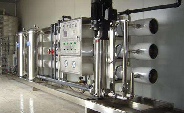 紙工業(yè)是與國(guó)民經(jīng)濟(jì)發(fā)展息息相關(guān)的重要產(chǎn)業(yè)，還是一個(gè)工藝復(fù)雜資源消耗量大產(chǎn)生污染物多的工業(yè)，所以在水質(zhì)上不能忽視。需要采用工業(yè)純水設(shè)備，根據(jù)需求采用一級(jí)工業(yè)純水設(shè)備和二級(jí)工業(yè)純水設(shè)備制取的純水來生產(chǎn)。