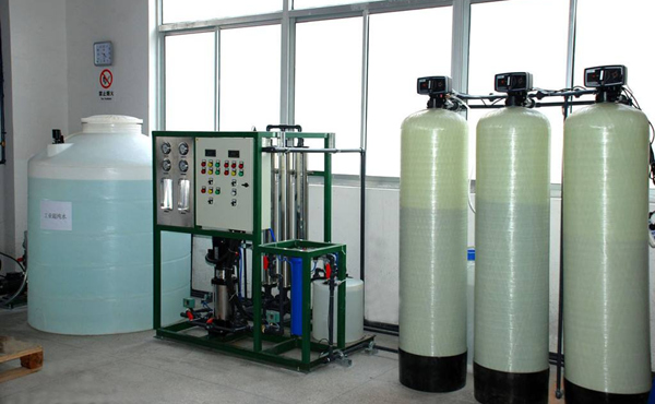 離子交換設(shè)備是通過離子交換樹脂在電解質(zhì)溶液中進(jìn)行的，可去除水中的各種陰、陽離子，是制備高純水工藝流程中不可替代的手段。離子交換器分為陽離子交換器、陰離子交換器等。 當(dāng)原水通過離子交換柱時(shí)，水中的陽離子和水中的陰離子（HCO-等離子）與交換柱中的陽樹脂的H+離子和陰樹脂的OH-離子進(jìn)行交換，從而達(dá)到脫鹽的目的。陽、陰混柱的