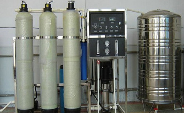 電子工業(yè)生產(chǎn)或者配件清洗需用到純水，水質(zhì)的高低也會(huì)影響生產(chǎn)。電子工業(yè)的高速發(fā)展表明一個(gè)國(guó)家的高新技術(shù)產(chǎn)業(yè)有了長(zhǎng)足進(jìn)步，我國(guó)幾十年來(lái)特別是進(jìn)入新世紀(jì)以來(lái)電子行業(yè)的有了穩(wěn)定快速的發(fā)展。電子工業(yè)包括半導(dǎo)體、芯片、線路板等，這些與人們的現(xiàn)在的生活密切相關(guān)。