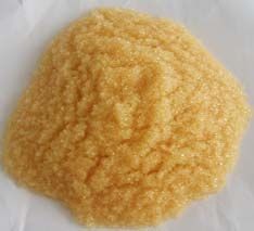 軟化樹脂是專用于軟化硬水的一種專用樹脂，通過離子交換技術(shù)，使水的硬度小于50 mg/L(CaCO3)。離子交換是一種特殊的動態(tài)吸附過程，一般是由不溶于水的離子交換劑在電解質(zhì)溶液中進行，這種離子交換劑即為離子交換樹脂。