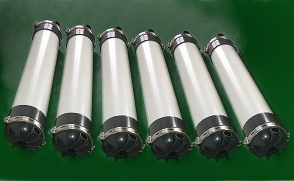 超濾膜，是一種孔徑規(guī)格一致，額定孔徑范圍為0.001-0.02微米的微孔過濾膜。在膜的一側(cè)施以適當壓力，就能篩出小于孔徑的溶質(zhì)分子，以分離分子量大于500道爾頓、粒徑大于2～20納米的顆粒。超濾膜是最早開發(fā)的高分子分離膜之一，在60年代超濾裝置就實現(xiàn)了工業(yè)化。