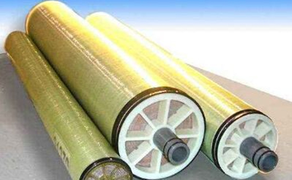 東麗RO膜東麗RO膜工作原理是將純水與含有溶質(zhì)的溶液用一種只能通過(guò)水的半透膜隔開，此時(shí)，純水側(cè)的水就自發(fā)的透過(guò)半透膜，進(jìn)入溶液一側(cè)，溶液側(cè)的水面升高，這種現(xiàn)象就是滲透。