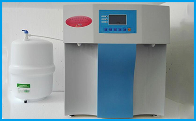 宏森環(huán)保實驗室去離子水機(jī)設(shè)備采用先進(jìn)的反滲透技術(shù)，通過反滲透膜的優(yōu)化可以去除98%左右的離子，然后再由樹脂進(jìn)行脫鹽，以保證出水的穩(wěn)定，滿足客戶需求。