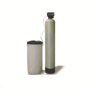        陽離子交換床主要功能是通過強(qiáng)酸型陽樹脂的作用去除水中的鈣、鎂離子，使水中的硬度<3-10mg/L（CaCO3）降低，從而達(dá)到生產(chǎn)用水需求。陽離子交換床采用玻璃鋼、A3碳鋼或者是不銹鋼罐體，此罐耐腐蝕，堅(jiān)固，沒有其他物質(zhì)釋放出來。此軟化水系統(tǒng)可根據(jù)原水水質(zhì)來設(shè)定產(chǎn)水量和再生周期。陽離子交換床內(nèi)裝有高效強(qiáng)酸陽樹脂，顆粒度均勻，強(qiáng)