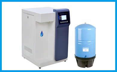 實驗室超純水機有著彩色的液晶顯示器和獨有的多行顯示系統(tǒng)，設(shè)備操作簡單；設(shè)備的主機連接著微電腦控制系統(tǒng)，有著自動檢測修復(fù)功能；一機能同時制備取用超純水和純化水，實驗、分析、科研等各類清洗均可滿足；該實驗室超純水設(shè)備具有具備開機自檢、缺水保護(hù)報警、停電自動復(fù)位、純水桶滿水后自動停機、超低壓保護(hù)、RO自動沖洗功能....