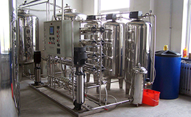       宏森環(huán)保所生產的設備經過廠家專業(yè)的設計生產可以長期穩(wěn)定的提供純化水，可滿足藥廠、醫(yī)院純化水制取、輸液制取的要求?？评_環(huán)保純化水系統(tǒng)可用于醫(yī)療器械、醫(yī)藥制劑、體外診斷試劑、制藥用水、血液凈化、血液透析、大輸液、生化制品用水、醫(yī)用無菌水、口服液用水、消毒室、醫(yī)院供應室、中央供水等。