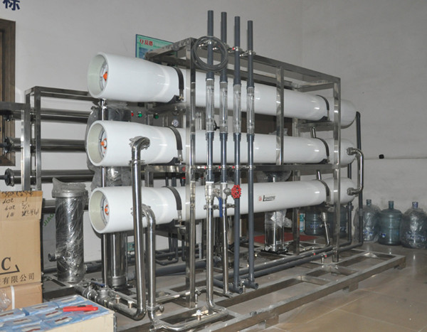       制藥行業(yè)純化水裝置，出水的水質符合美國GMP的認證，設備運行起來安全可靠，設備運行費用低。作為權威的純化水設備廠家，多年的生產經驗，良好的口碑和信譽，都成了很多用戶選擇我公司的原因。