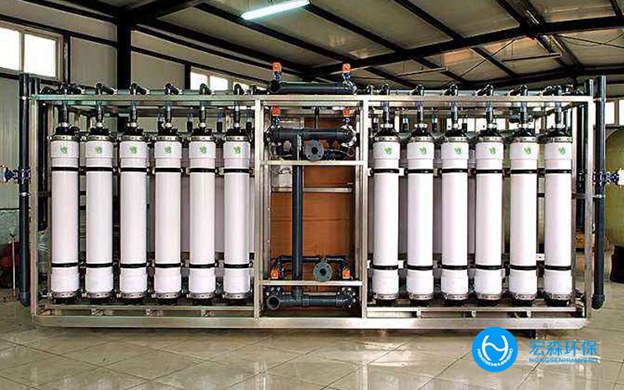 隨著經(jīng)濟(jì)發(fā)展人們對(duì)生活要求也提高，有了大量食品加工行業(yè)，但是這個(gè)行業(yè)在生產(chǎn)過程中會(huì)排放大量污水，如果不及時(shí)處理，污水可能會(huì)流入食品生產(chǎn)工藝中，影響食品的衛(wèi)生。食品加工行業(yè)想要處理食品加工污水，就選擇食品加工廢水零排放設(shè)備，應(yīng)注重其優(yōu)點(diǎn)和特點(diǎn)。食品加工廢水零排放設(shè)備精確地將接觸氧化工藝和活性污泥相結(jié)合，使廢水處理水平大大提高。 食品加工廢水零排放設(shè)備 一、投資難 建設(shè)大型廢水處理廠的投資壓力往往很大，這種食品加工廢水零排放設(shè)備的總投資非常小，市場價(jià)格從幾萬到幾十萬不等，適用于房地產(chǎn)、大工廠等社會(huì)大資金的投資，等等，這也更符合&ldquo;誰污染誰治理&rdquo;的原則。 二、精確實(shí)現(xiàn)中水回用，達(dá)到節(jié)水的目的 大型廢水處理廠開展中水業(yè)務(wù)的主要障礙是鋪設(shè)一條極大的中水通道管網(wǎng)，綜合設(shè)備可以更敏捷地配置。通常來說，排水點(diǎn)也是中水回用的點(diǎn)，這樣就全然可以省去下方水道的建設(shè)。 三、要精確解決建筑面積問題 廢水處理廠的建設(shè)必須占用大面積的土地，但隨著城市化進(jìn)程和土地利用日趨惡化，綜合設(shè)備處理效率很低，而且可以埋在地表下列，基本上不占用土地面積。 四、緩解市政管理建設(shè)壓力 大型廢水處理廠的建設(shè)需要大型市政管網(wǎng)系統(tǒng)的建設(shè)。對(duì)于網(wǎng)絡(luò)不興盛的小區(qū)、工廠、風(fēng)景名勝區(qū)的建設(shè)，管理不便于，也是資金的浪費(fèi)。而且這種食品加工廢水零排放設(shè)備更便于分離排水，不會(huì)增加廢水管道的壓力。 